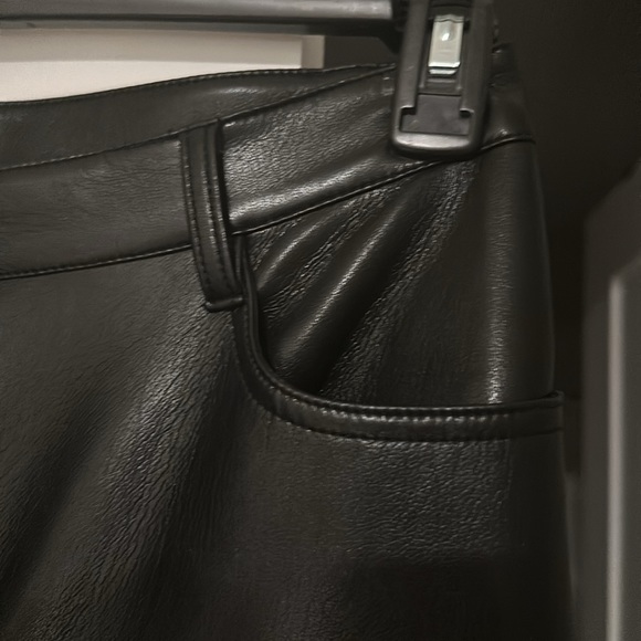 ARITZIA WILFRED SIZE 6 leather leggings. Small stain on front (see video and pic - Picture 6 of 9